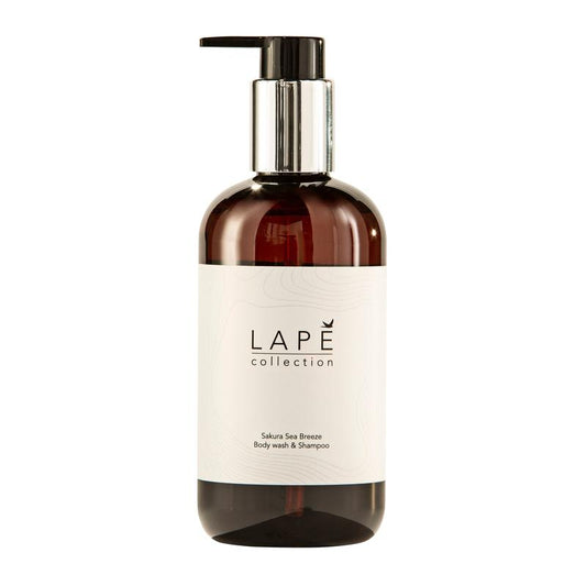 Eine braune Kunststoff-Pumpflasche mit der Aufschrift "LAPE Earth Collection Sakura Sea Breeze Body Wash & Shampoo" von Diversey Deutschland (300 ml) bietet ein ökozertifiziertes Duschgel & Haarshampoo mit Kirschblütenduft und Meeresbrise in einem.