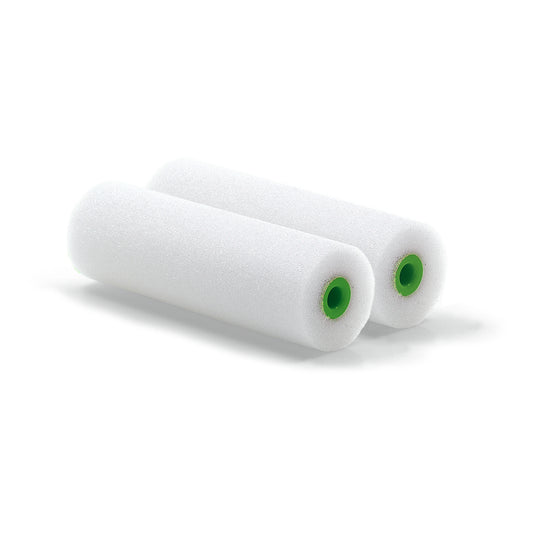 Zwei Nölle Profi Brush Lackierwalzen Fein 10 cm mit grünem Kunststoffkern (2er-Pack) von Nölle Profi Brush Bürsten- & Pinseltechnik e.K. liegen nebeneinander auf einem weißen Untergrund, ideal für glatte Oberflächen.