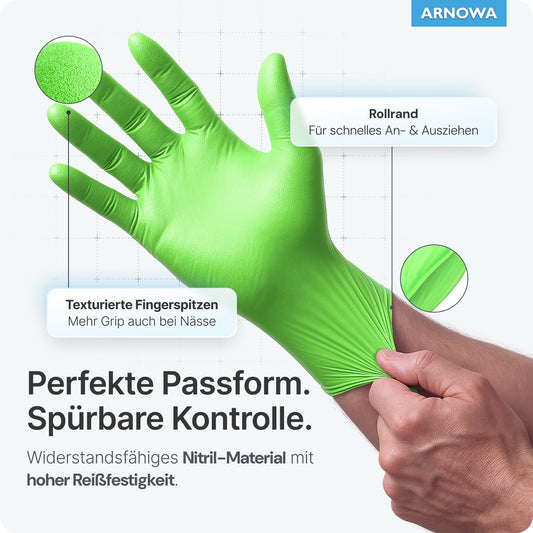 Eine Hand zieht ARNOMED NITRIL LIME GREEN Einmalhandschuhe aus Nitril Limettengrün von ARNOWA GmbH an. Der Text hebt die strukturierten Fingerspitzen für mehr Griffigkeit, die gerollte Stulpe für eine einfache Handhabung, das latexfreie Material, die perfekte Passform und die Reißfestigkeit hervor. Branding oben rechts.