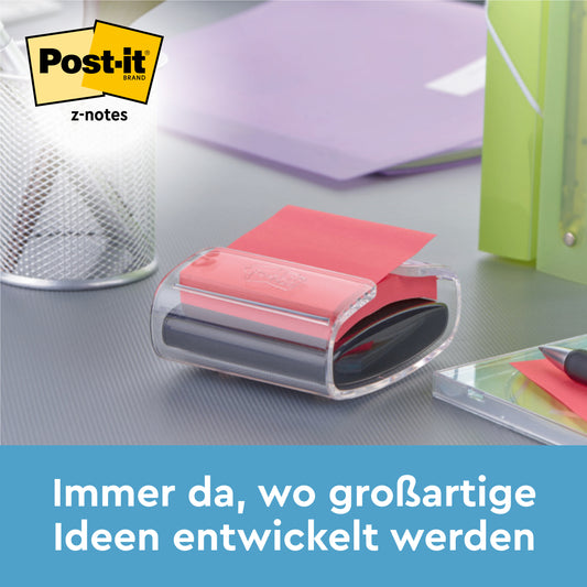 Auf einem grauen Schreibtisch steht der weiße Post-it® Z-Notes Dispenser in Bärenform von 3M, dazu blaue Post-it® Super Sticky Z-Notes (76 x 76 mm, 2 Blöcke). Perfekt für großartige Ideen!.