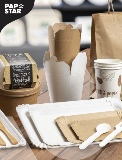 Auf einer Holzfläche sind verschiedene Einweg-Essensbehälter und Utensilien aus Papier und Pappe angeordnet. Dazu gehören Teller, Tassen, Boxen zum Mitnehmen, Besteck, Servietten und eine Papiertüte.