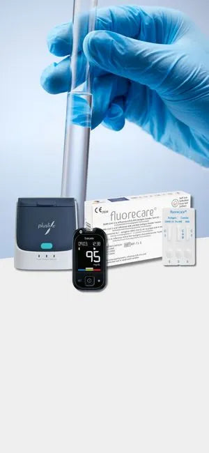 Diagnostikprodukte mit Schnelltest, Messgerät und Probenröhrchen in Handschuhhand vor medizinischem Hintergrund.