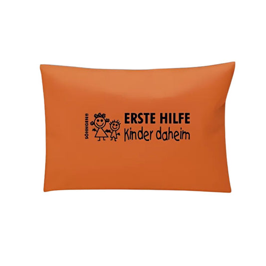 Das "Erste-Hilfe-Set Kinder daheim orange | Packung (1 Stück)" der W. Söhngen GmbH ist eine orangefarbene Tasche mit der Aufschrift "ERSTE HILFE Kinder daheim" und zwei Strichmännchen - ein praktisches Erste-Hilfe-Set für Kinder zu Hause.