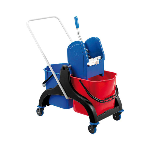 Der DOPPELFAHREIMER MIT MOPP-PRESS ROT/BLAU von Haug Bürsten KG (630x400x490/690mm) mit Metallgriff und zwei Eimern ist das ideale Reinigungswerkzeug zum einfachen Auswringen und effizienten Arbeiten.