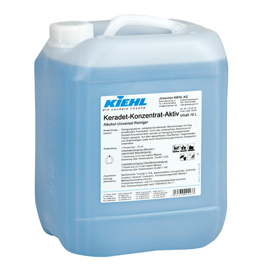 Ein 10-Liter-Behälter aus durchsichtigem Kunststoff mit Griff und Schraubverschluss, gefüllt mit blauer Flüssigkeit. Etikett: "Kiehl Keradet-Konzentrat-Aktiv Alkohol-Universal-Reiniger" der Johannes Kiehl KG, für streifenfreie Reinigung, sowie Hinweise und Sicherheitssymbole.