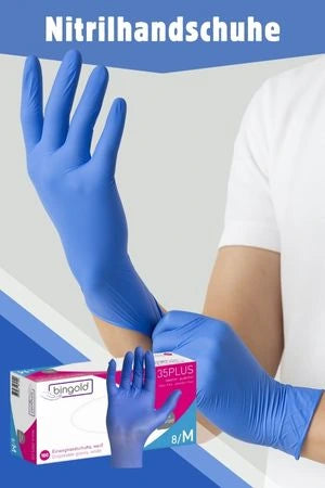 Person zieht blaue Nitrilhandschuhe an, daneben Verpackung von Bingold 35PLUS Handschuhen in Größe M, mit Aufschrift ‚Nitrilhandschuhe‘ im oberen Bereich des Bildes.