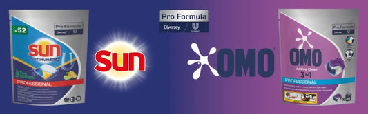 Werbebild für die Reinigungsprodukte "Sun Professional" und "OMO Professional" der Marke Pro Formula von Diversey und Unilever. Links ist eine Packung "Sun Optimum All in 1" Spülmaschinen-Tabs mit Zitronenduft (52 Stück) auf blauem Hintergrund zu sehen. Rechts ist eine Packung "OMO Active Clean 3in1" Waschmittelkapseln (80 Stück) auf lila Hintergrund abgebildet. In der Mitte befinden sich die Logos der Marken "Sun" und "OMO"