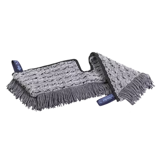 Ein Vileda Professional Swep Duo r-MicroCombi Mop mit einer Größe von 50 cm, hergestellt von der Vileda GmbH, verfügt über einen grauen Mikrofaser-Moppkopf mit Fransenkanten auf weißem Hintergrund. Der Moppkopf ist mit zwei blauen Markierungen und einer strukturierten Oberfläche versehen, die seine Reinigungsleistung anzeigen.