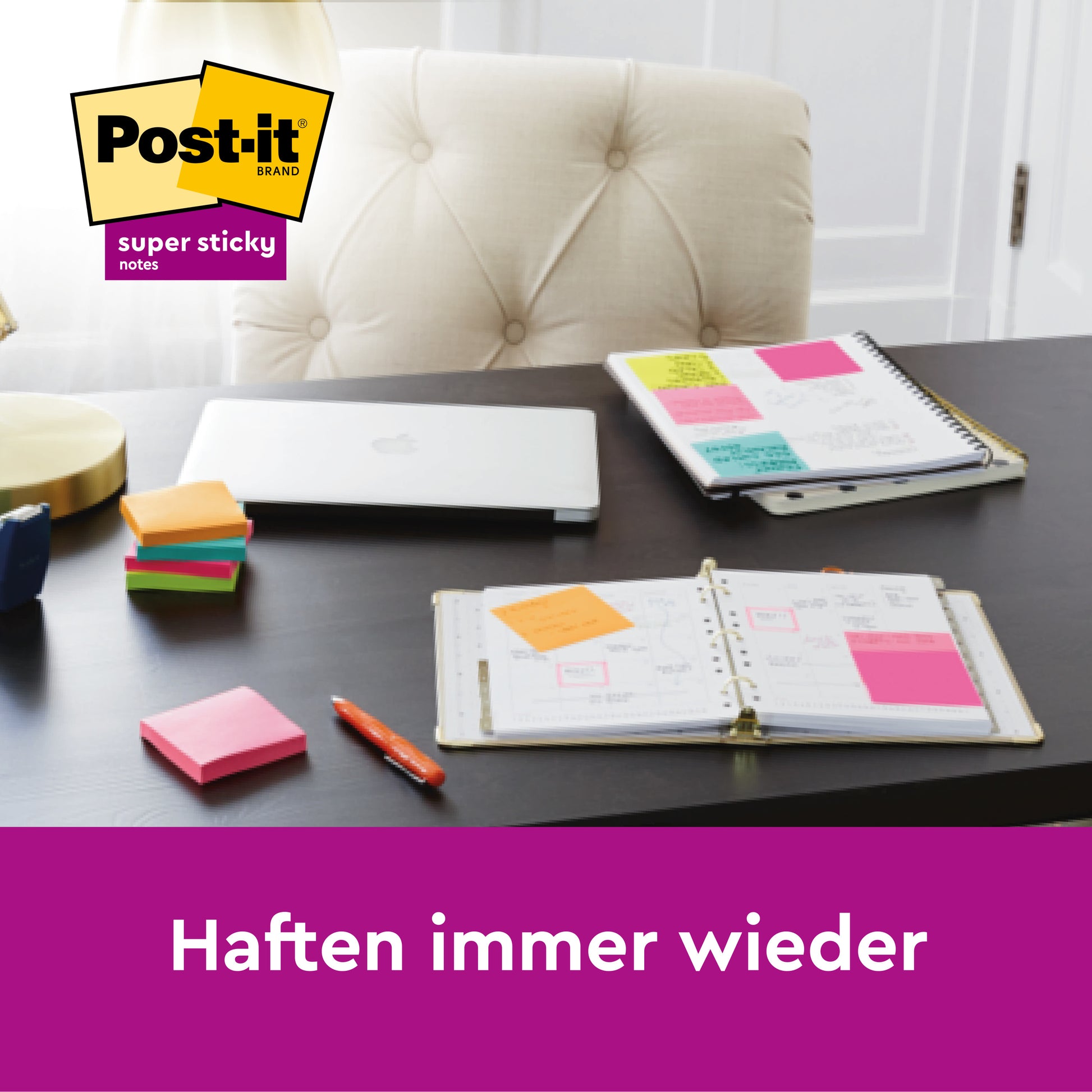 Ein aufgeräumter Schreibtisch mit geschlossenem Laptop, offenem Planer, farbigen Post-it® Z-Notes in Blau (76 x 76 mm, 45 Blatt/Block, 2 Blöcke/Packung) mit weißem Bärenspender von 3M Deutschland GmbH. Oben links: Post-it-Logo. Unten: "Haften immer wieder.