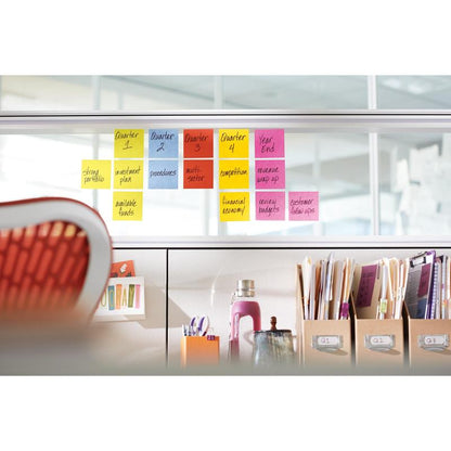 A white Post-it® Z-Notes Dispenser in cat shape from 3M Deutschland GmbH holds pink 76x76 mm Super Sticky Z-Notes (90 sheets), ready for use on an office desk with folders, a water bottle, and accessories.
