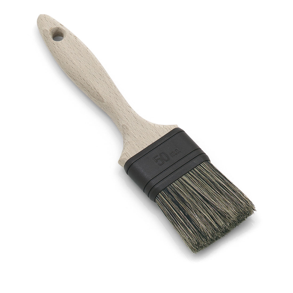 The Nölle Profi Brush Beizpinsel features a wooden handle with synthetic bristles, a black metal ferrule with the embossing "50 mm" and a hanging hole, ideal for precise painting work.