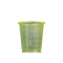 Ein transluzenter gelber MED COMFORT BASIC Einmal Medizinbecher der AMPri Handelsgesellschaft mbH, 30 ml Fassungsvermögen, mit Graduierungszeichen für den medizinischen Gebrauch, abgebildet auf einem schlichten weißen Hintergrund.