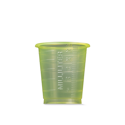 Ein transluzenter gelber MED COMFORT BASIC Einmal Medizinbecher der AMPri Handelsgesellschaft mbH, 30 ml Fassungsvermögen, mit Graduierungszeichen für den medizinischen Gebrauch, abgebildet auf einem schlichten weißen Hintergrund.