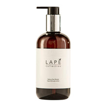 Die LAPE Earth Collection Sakura Sea Breeze Hand & Body Lotion (300 ml) von Diversey Deutschland GmbH & Co. OHG hat eine minimalistische braune Pumpflasche mit einem eleganten silber-schwarzen Spender und bietet einen blumig-frischen Duft für die tägliche Pflege.