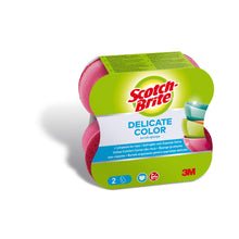 Die Scotch-Brite® Delicate Color Comfort nicht kratzender Reinigungsschwamm von 3M Deutschland GmbH reinigt empfindliche Oberflächen. Die 2er-Packung enthält pinke und grüne Schwämme mit Produktinfos auf dem Etikett.