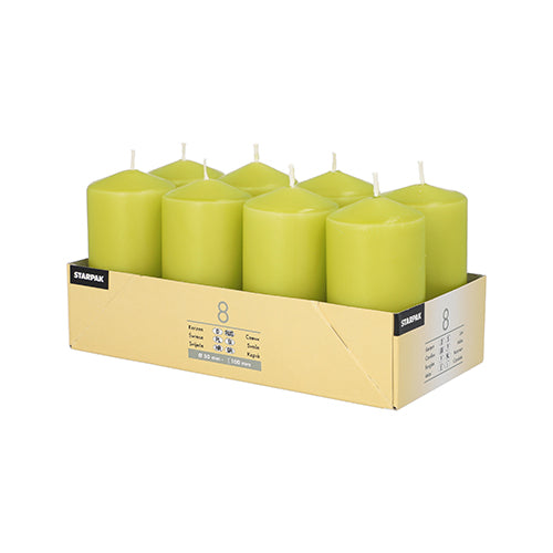 A Starpak box contains eight green pillar candles (Ø 50 mm, 100 mm), arranged in two rows and carrying product labels on the sides.