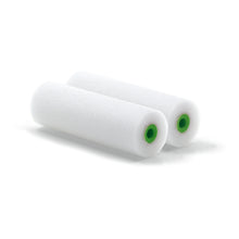 Zwei Nölle Profi Brush Lackierwalzen Fein 10 cm mit grünem Kunststoffkern (2er-Pack) von Nölle Profi Brush Bürsten- & Pinseltechnik e.K. liegen nebeneinander auf einem weißen Untergrund, ideal für glatte Oberflächen.