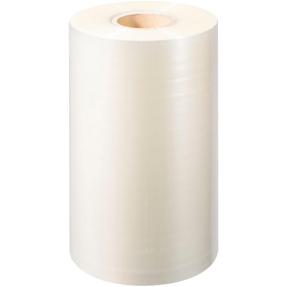 Die PP-Siegelfolie Antifog der Duni GmbH, eine großflächige klare Kunststoff-Stretchfolie mit Kartonkern, ideal für Lebensmittelverpackungen, steht aufrecht vor weißem Hintergrund.