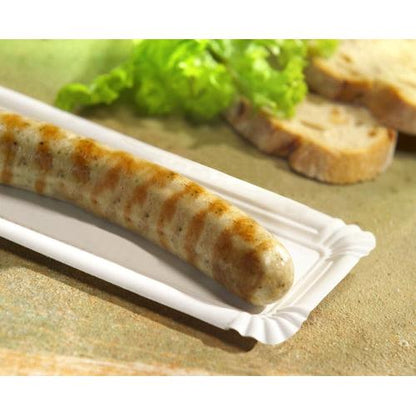 A grilled sausage on a PAPSTAR 250 plate, cardboard "pure" square white by PAPSTAR GmbH, with slices of bread and green salad in the background on a light surface.