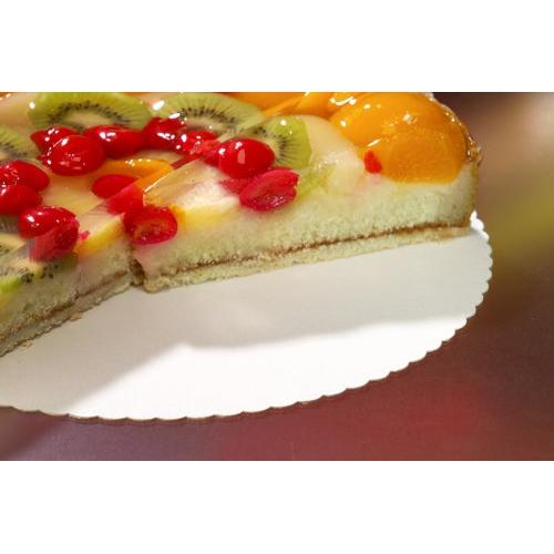 A cake decorated with fruits with a piece cutter lies on a PAPSTAR 100 cake board, cardboard "pure" from PAPSTAR GmbH. Garnished with kiwi, cherries, and peaches on gelatin, it testifies to quality – perfect for gastronomy.