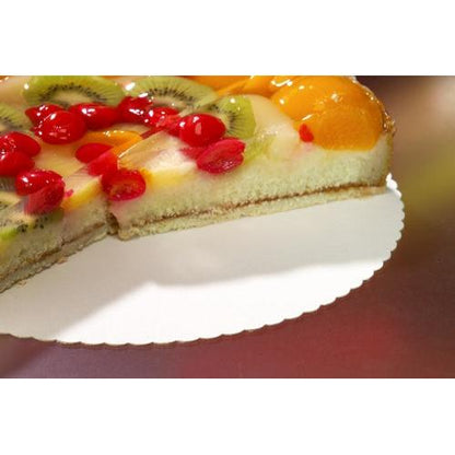 A cake decorated with fruits with a piece cutter lies on a PAPSTAR 100 cake board, cardboard "pure" from PAPSTAR GmbH. Garnished with kiwi, cherries, and peaches on gelatin, it testifies to quality – perfect for gastronomy.