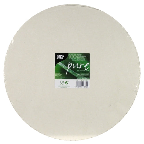 A stack of round, white PAPSTAR 100 cake boards made of cardboard "pure", branded by PAPSTAR GmbH, carries a green label with quantity information. The packaging is provided with gastronomy quality and recycling symbols.