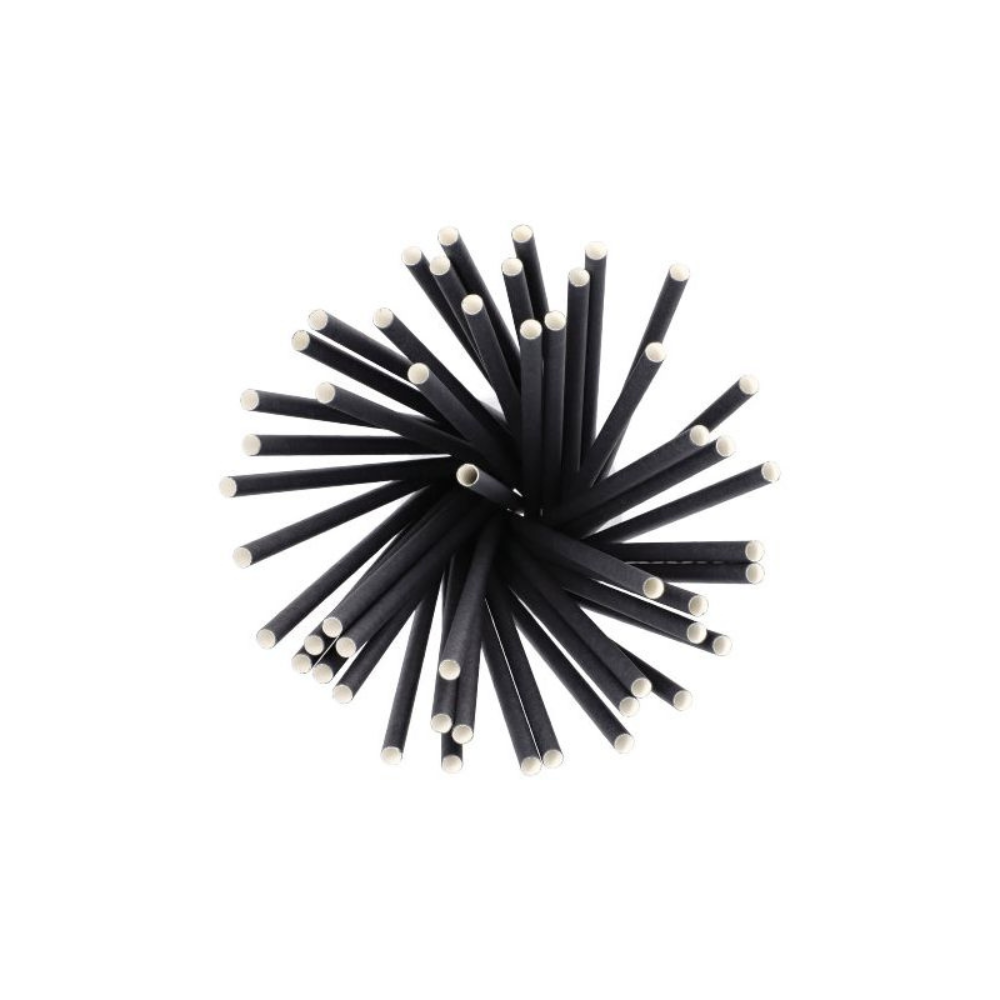 Eine Draufsicht auf eine Gruppe umweltfreundlicher, schwarzer zylindrischer Stäbe mit weißen Enden, die wie nachhaltige Shake-Halme, Papier-Trinkhalme Ø 8 mm, 25 cm, der PAPSTAR GmbH in einem radialen Sternenmuster angeordnet sind.