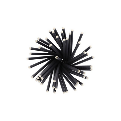 Eine Draufsicht auf eine Gruppe umweltfreundlicher, schwarzer zylindrischer Stäbe mit weißen Enden, die wie nachhaltige Shake-Halme, Papier-Trinkhalme Ø 8 mm, 25 cm, der PAPSTAR GmbH in einem radialen Sternenmuster angeordnet sind.