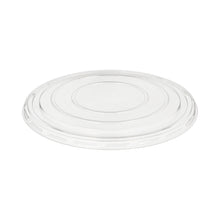 On a white background, a clear, round Starpak 50 lid for salad bowls made of R-PET (Ø 18 cm, 1.5 cm) is depicted. The flat center and raised edges ensure secure storage of your container. Includes shrink wrap (50 pieces).