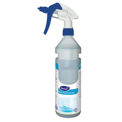 The Room Care R3 Plus Pur-Eco spray bottle from Diversey Deutschland GmbH & Co. OHG is a plastic spray bottle with a blue-white nozzle and ergonomic design, as well as a partially visible information label.