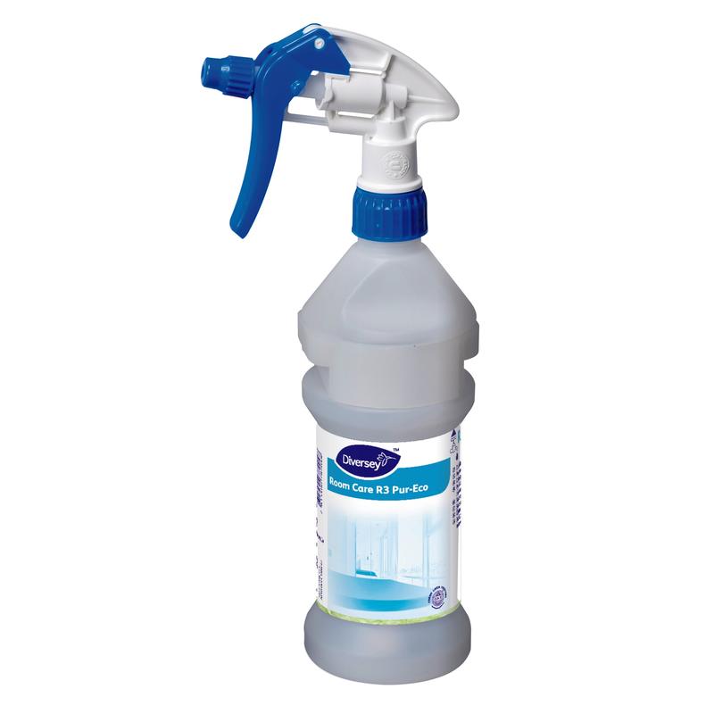 A transparent, ergonomic Room Care R3 Plus Pur-Eco spray bottle from Diversey Deutschland GmbH & Co. OHG with a blue-white spray head contains clear liquid for environmentally friendly cleaning; the label shows a clean room.