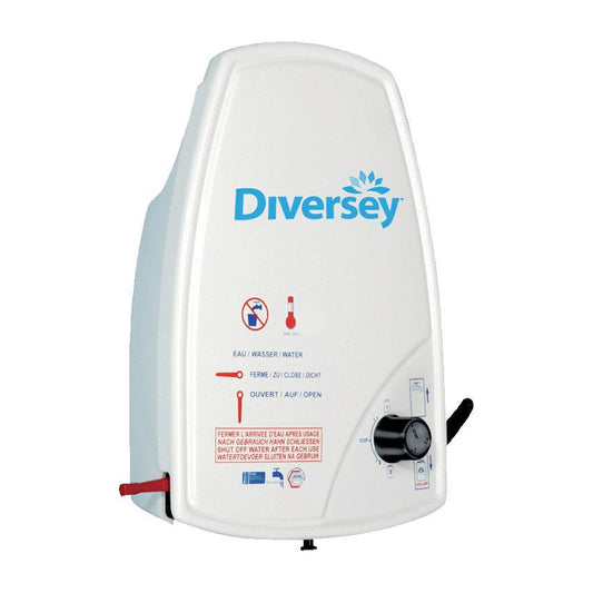 Die J1000 Dosierstation von Diversey Deutschland GmbH & Co. OHG ist ein weißes, wandmontiertes Zumisch-Spritzgerät für ein Produkt mit blauem Logo, Temperaturanzeige, schwarzem Drehregler und mehrsprachigen Hinweisschildern.