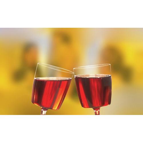 Zwei mit Rotwein gefüllte Starpak 10 Stiel-Gläser für Rotwein, PS 0,2 l Rotweingläser sind in einem Toast vor einem sanften gelben und orangefarbenen Hintergrund geneigt.