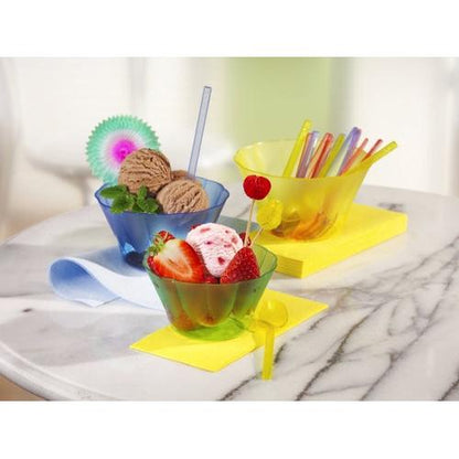 Two green Starpak 66 ice cream and dessert bowls (PS, round, 300 ml) with chocolate and strawberry ice cream sit on a marble table, while colorful spoons and straws lie in a third bowl.