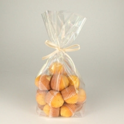 The Starpak 10 bottom bags made of transparent PP contain small yellow muffins in brown paper cups, are closed with a light ribbon, and arranged against a simple background.