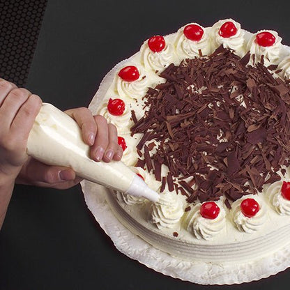 With the PAPSTAR transparent piping bags (30.5x16.2 cm, 100 pieces), cakes can be elegantly decorated with whipped cream - ideal for refining desserts in style and a must for every baking accessory collection of PAPSTAR GmbH.