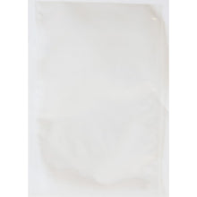 Ein transparenter Garbeutel, Transparent PE von Duni GmbH ist leer und versiegelt auf weißem Hintergrund abgebildet. Seine glatte Oberfläche mit schwachen Falten macht ihn ideal für die hygienische Müllentsorgung.