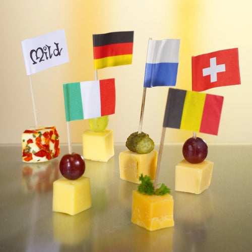 For a stylish presentation, garnish cheese cubes with the PAPSTAR 500 Deco-Picks 8 cm white from PAPSTAR GmbH – grapes, olives, or herbs provide extra flair.