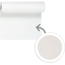 Eine Rolle einfarbig weißer Evolin-Tischläufer Tête-à-Tête 24 m x 0,41 m (20 Abschnitte) der Duni GmbH wird nach unten abgerollt. Ein Pfeil hebt eine kreisförmige Nahaufnahme hervor, die das subtile, strukturierte Oberflächenmuster der Tischdekoration offenbart.