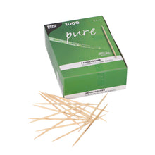 A green-white PAPSTAR box with the inscription "pure" contains 1000 round wooden toothpicks (8 cm), some of which are scattered on the front. Product: PAPSTAR toothpicks "pure" made of wood, round, 8 cm | Folding box (1000 pieces). Brand: PAPSTAR GmbH.