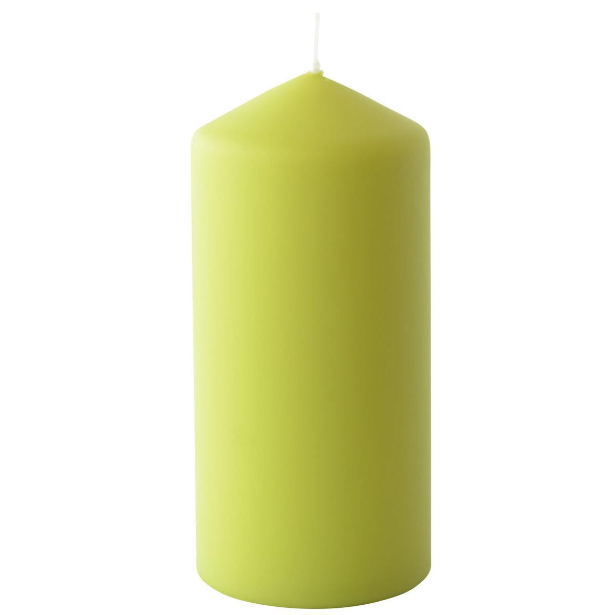 Eine grüne Duni GmbH Stumpenkerze (ca. 50h, 150 x 70 mm) mit weißem Docht steht aufrecht vor einem weißen Hintergrund.