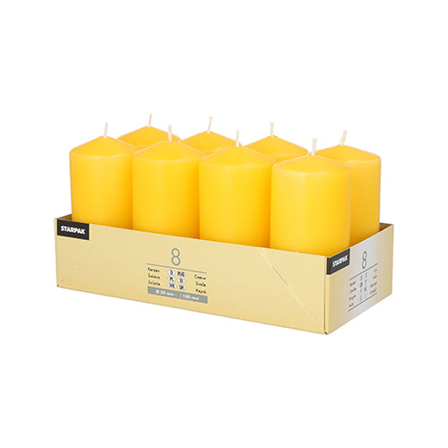 A box with eight yellow Starpak 8 pillar candles (Ø 50 mm, 100 mm), arranged in two rows of four each. The branded box is labeled on the side – ideal for your favorite candle holder.