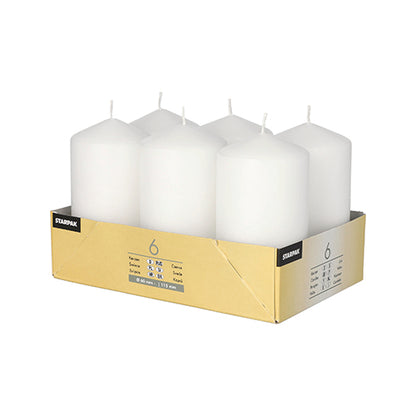 The Starpak 6 pillar candles set Ø 60 mm · 115 mm includes six large, white candles made from high-quality wax, neatly arranged in a beige cardboard tray with printed details – perfect for long burning time.