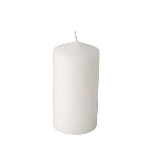 The Starpak 6 pillar candles (Ø 60 mm, 115 mm) impress with a long burning time and simple design. The white candles stand upright with a wick against a white background.