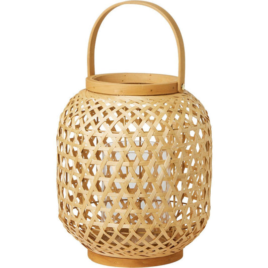 Die Kerzenlaterne Area von Duni GmbH, klein (255 x 240 mm), aus Bambus mit Holzgriff und Glaseinsatz, eignet sich perfekt für LED- und Stumpenkerzen. Das geflochtene Design sorgt für luftige Garten- und Terrassendeko.