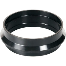 Ein schwarzer, runder Metallring mit Flansch von Duni GmbH, Packung (1 Stück), Kassette DF5 ø 92 mm Schwarz. Seine glatte, reflektierende Oberfläche zeigt Highlights - ideal für ø92 Audioaufnahmen. Schräg auf Weiß fotografiert.