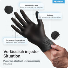 Eine Person trägt ARNOMED LATEX BLACK puderfreie Einmalhandschuhe aus Latex in Schwarz von ARNOWA GmbH, mit dehnbaren Latex, texturierten Fingerspitzen für Griff und gerollten Rand-alle Produktinfos auf Deutsch.