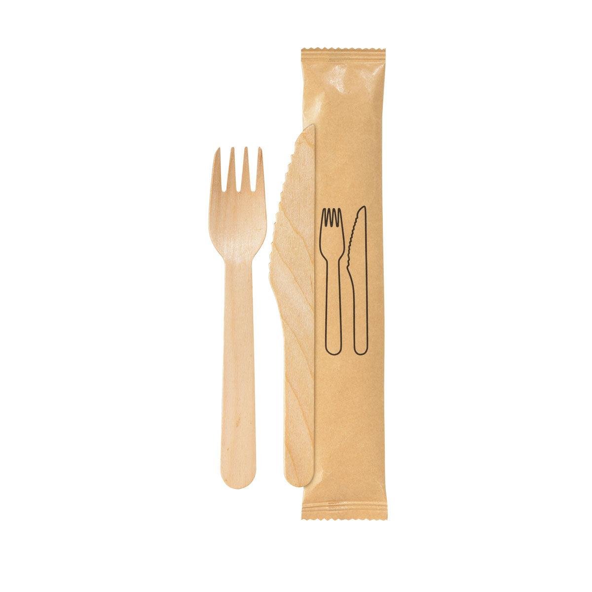 The 2/1 cutlery set from Duni GmbH made of naturally waxed wood (fork & knife, 160/165 mm) is next to a brown paper protective sleeve with a black cutlery motif - biodegradable and environmentally friendly. The package contains 250 pieces.