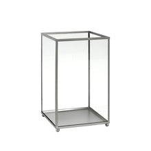 Der Kerzenhalter aus Glas, 220x140 mm von Duni GmbH überzeugt mit silberfarbenem, elegantem Design und transparenten Seiten - ein edles Geschenk für jeden Anlass. Die Packung enthält 1 Stück.