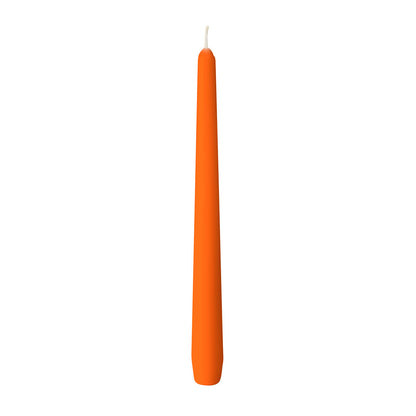 Eine unbeleuchtete orangefarbene Duni GmbH Leuchterkerze (ca. 7h, 250 x 22 mm), mit sichtbarem Docht, steht aufrecht vor einem schlichten weißen Hintergrund.